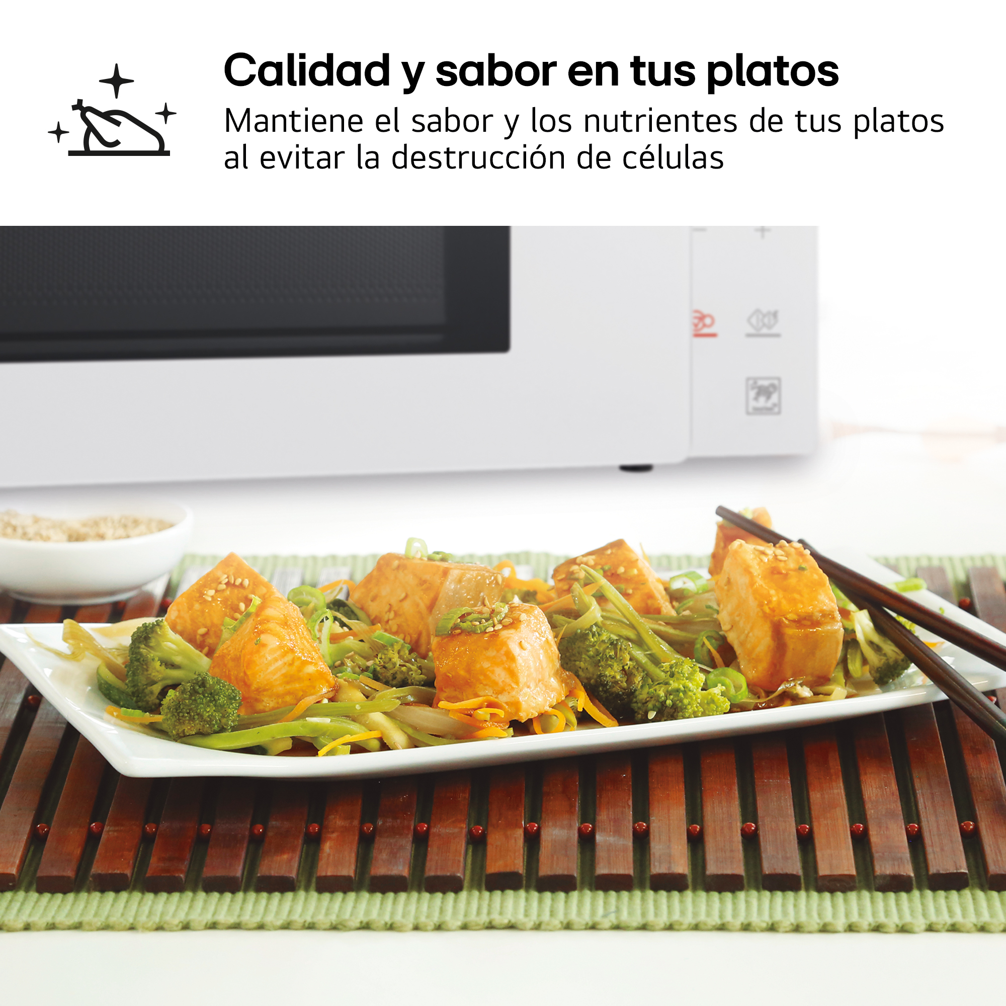 Un plato de salmón y verduras, con sésamo. Se ve parte de un microondas.