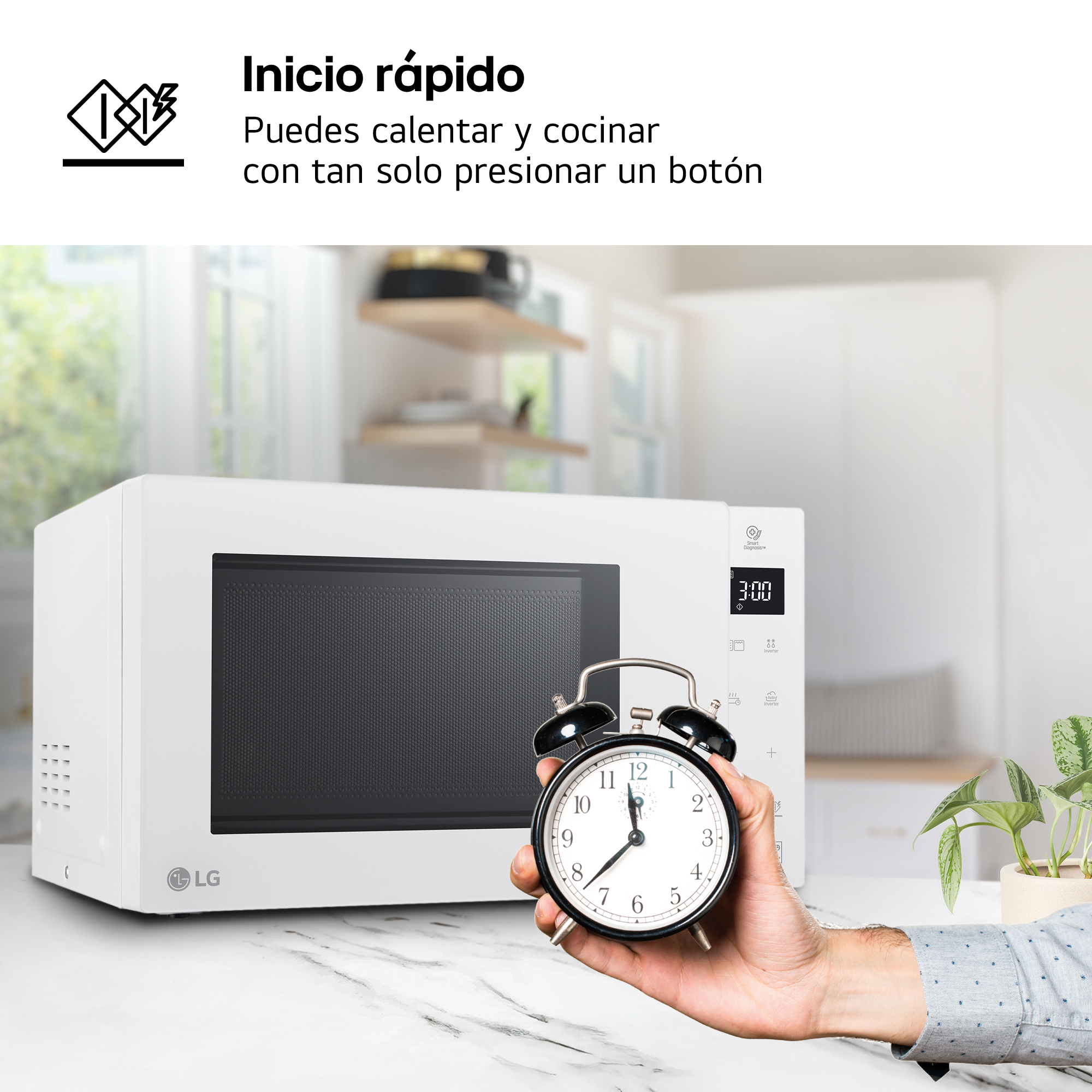 Un microondas LG blanco está sobre un mostrador de mármol. Una mano sostiene un despertador al lado.