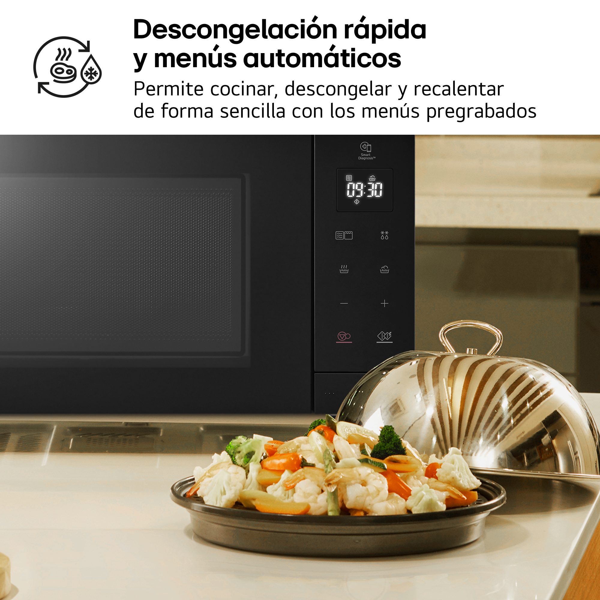 Panel de control negro de microondas con programas de cocina y plato de camarones y verduras.