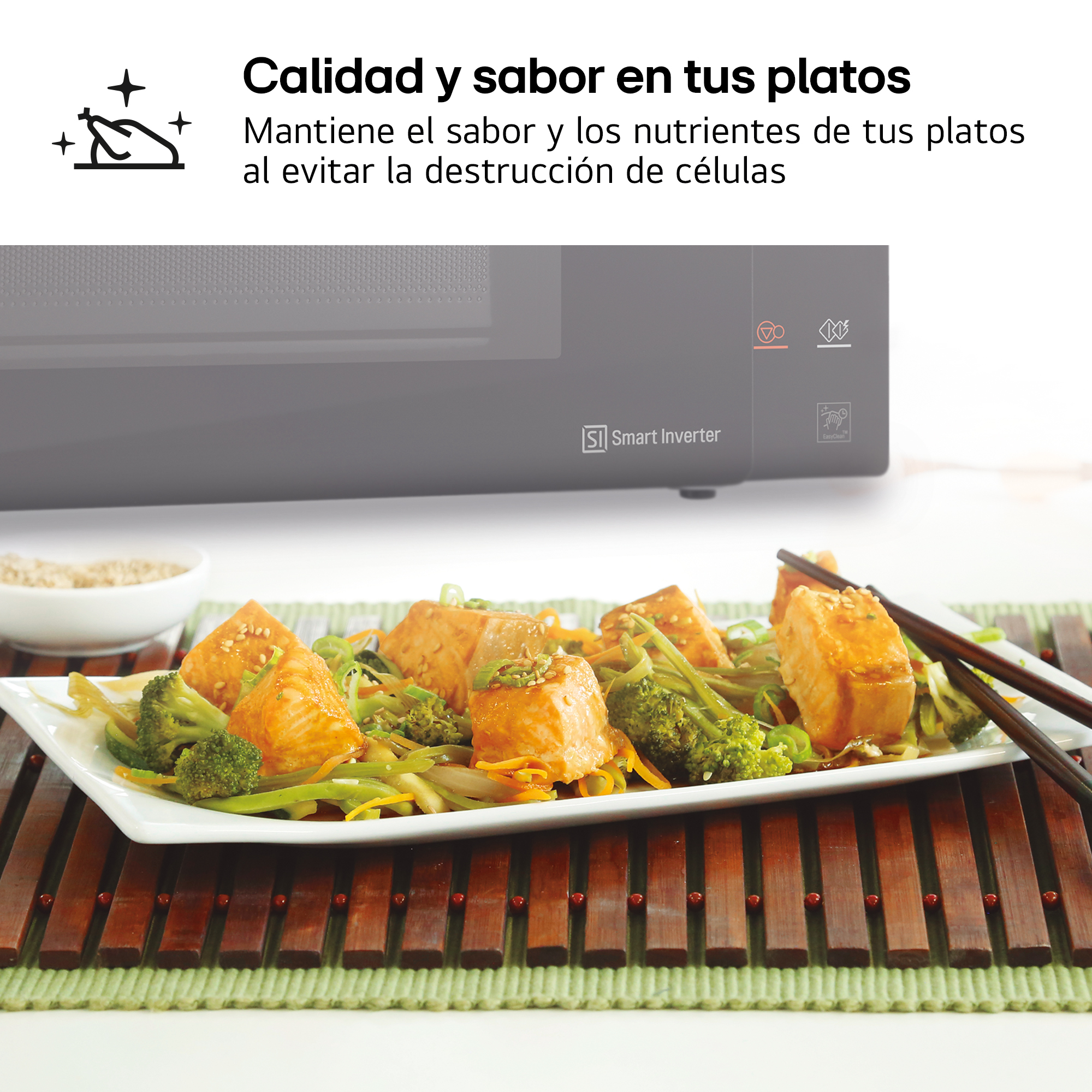Plato con salmón, brócoli y fideos frente a un microondas.