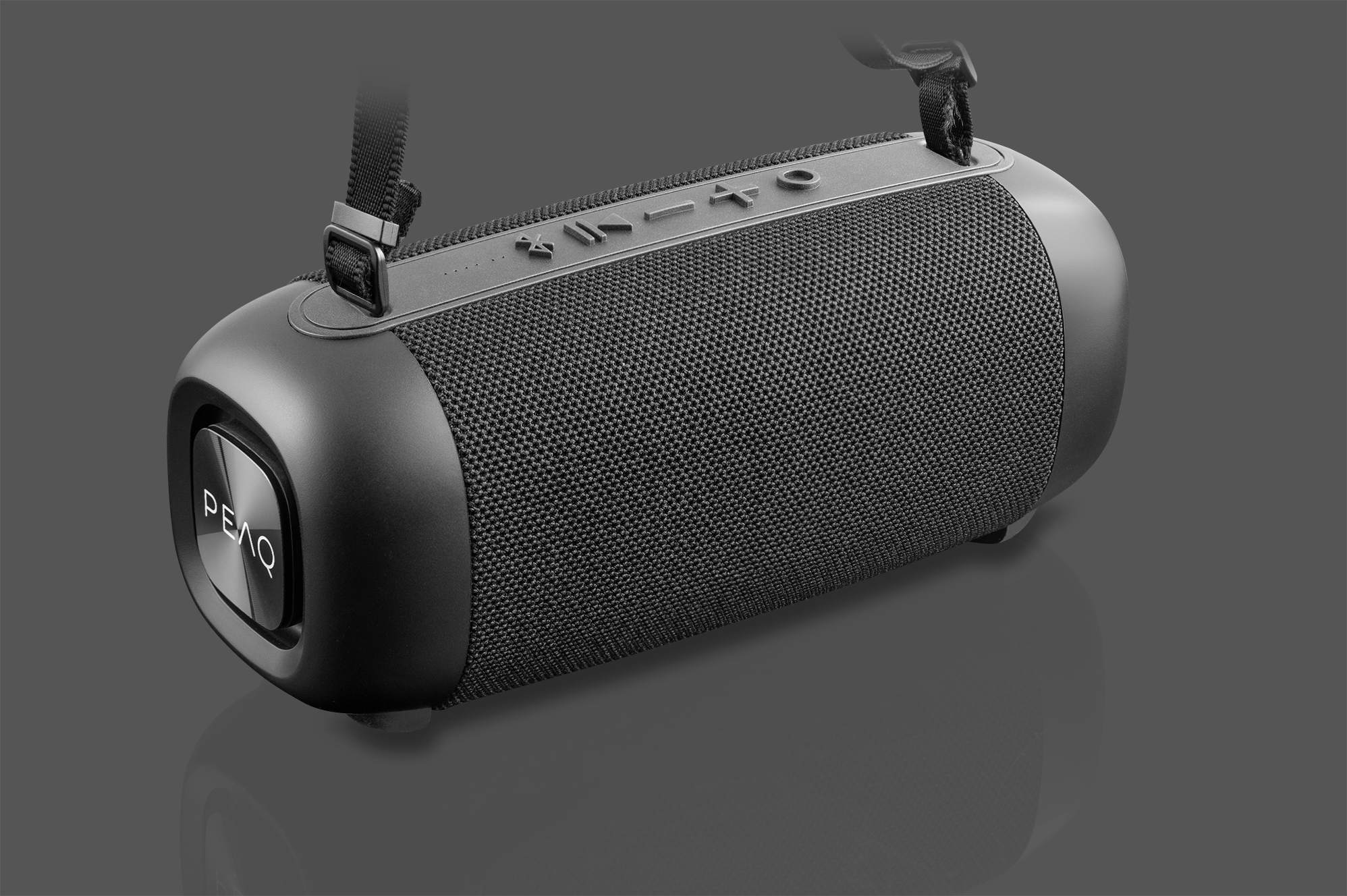 Czarny przenośny głośnik z materiałową maskownicą i paskiem.