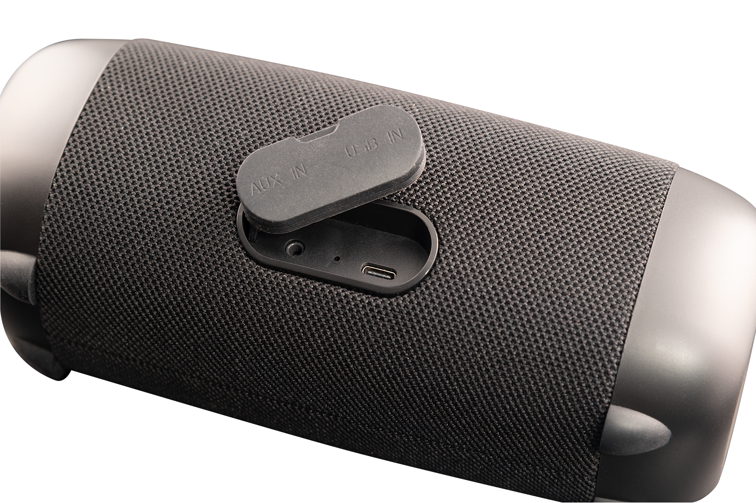 Czarny głośnik przenośny z otwartą osłoną portu pokazującą wejście USB-C i Aux.
