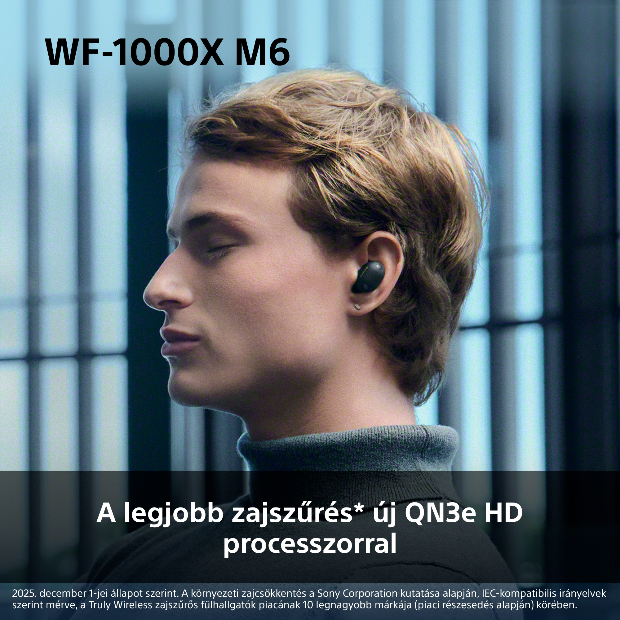 Egy férfi fülhallgatóval, WF-1000X M6 szöveg.