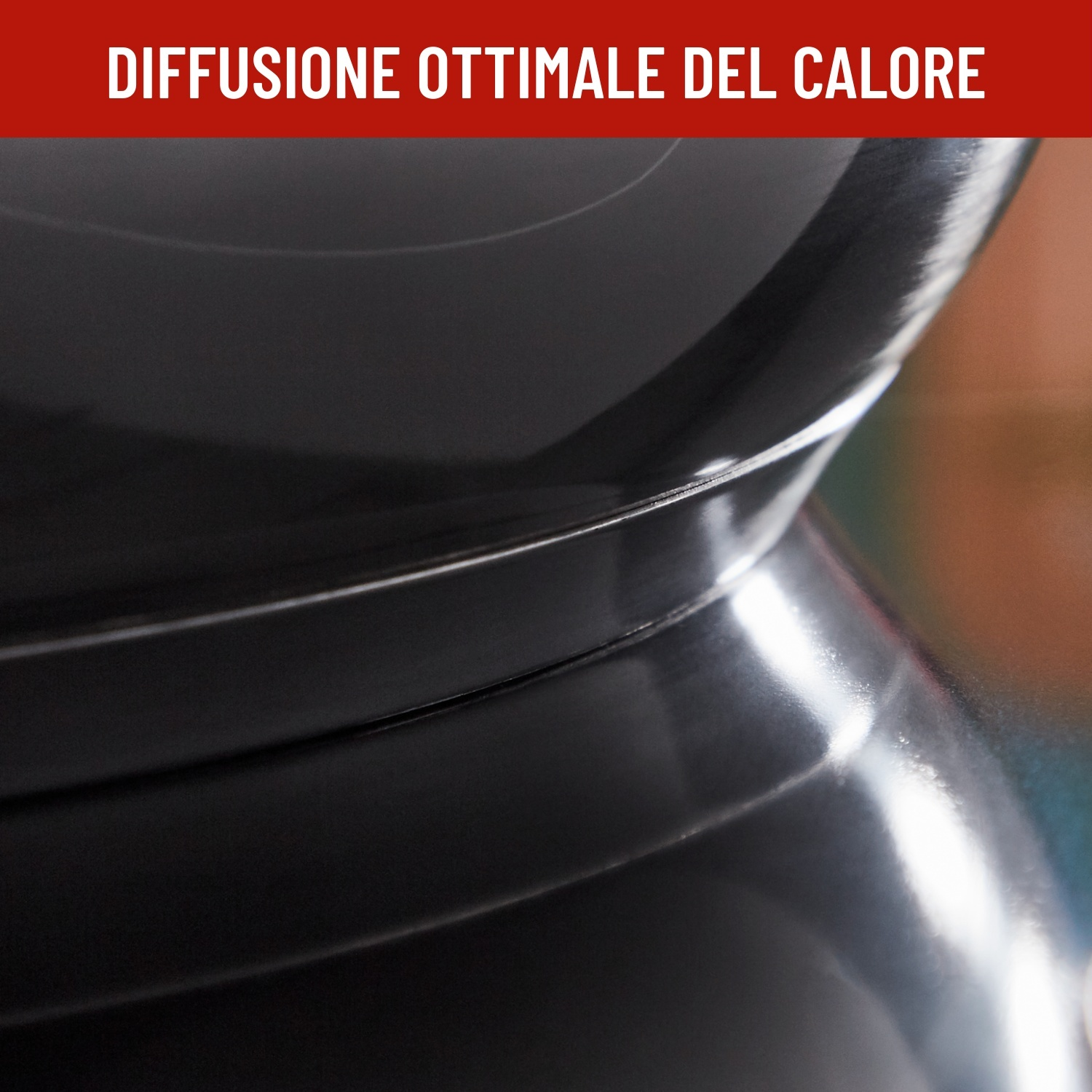 Primo piano di una superficie metallica nera con riflessi.