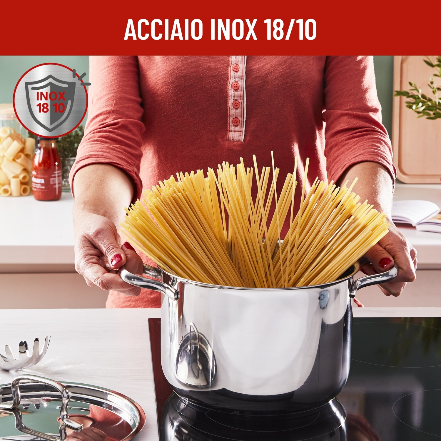 Persona che tiene una pentola di spaghetti sul fornello. Testo "Acciaio Inox 18/10".