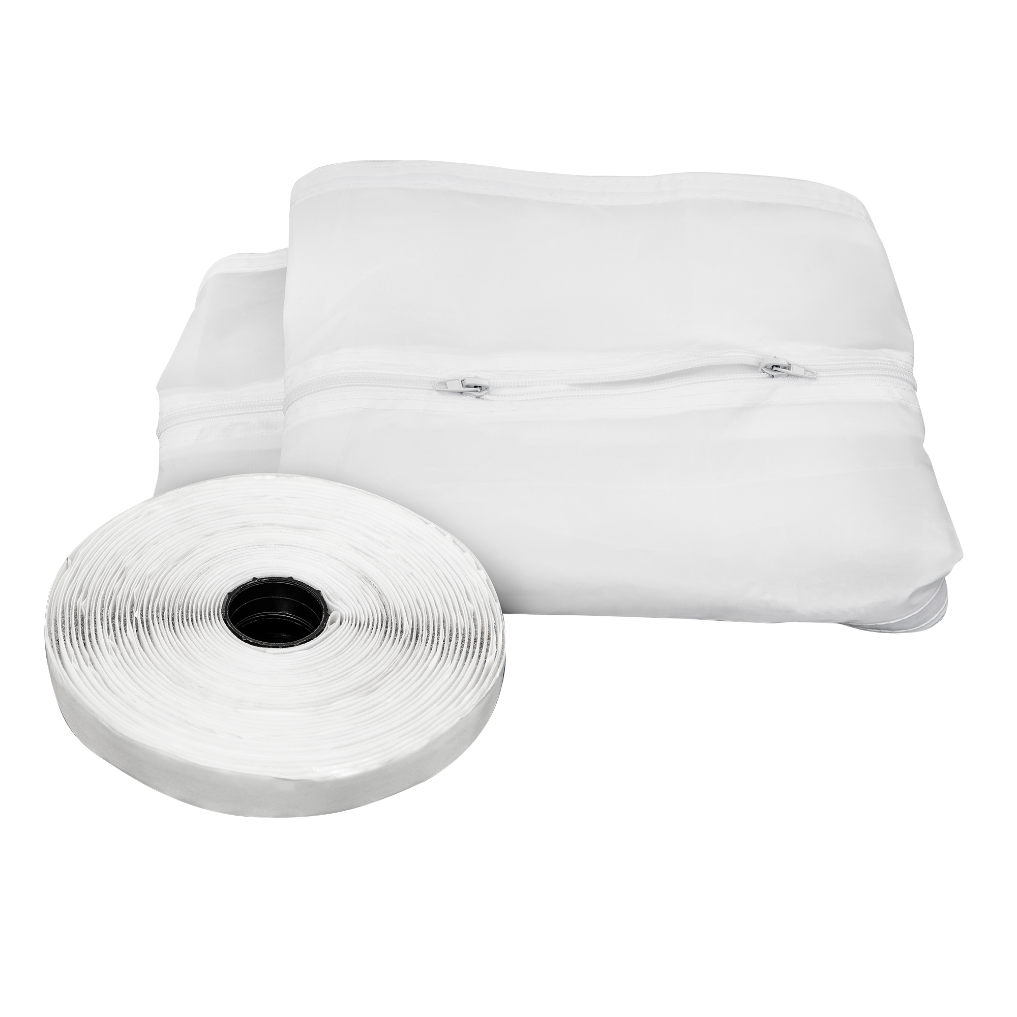 Dwa białe worki do prania na zamek i rolka białej taśmy na rzepy.