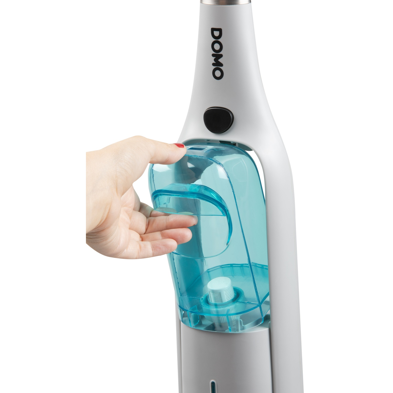 Main ouvrant le réservoir d'eau bleu d'un nettoyeur vapeur. Partie supérieure blanche.