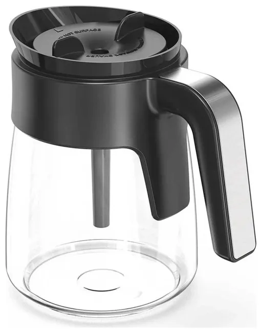 Przezroczysty dzbanek z czarną pokrywką i uchwytem, na białym tle.