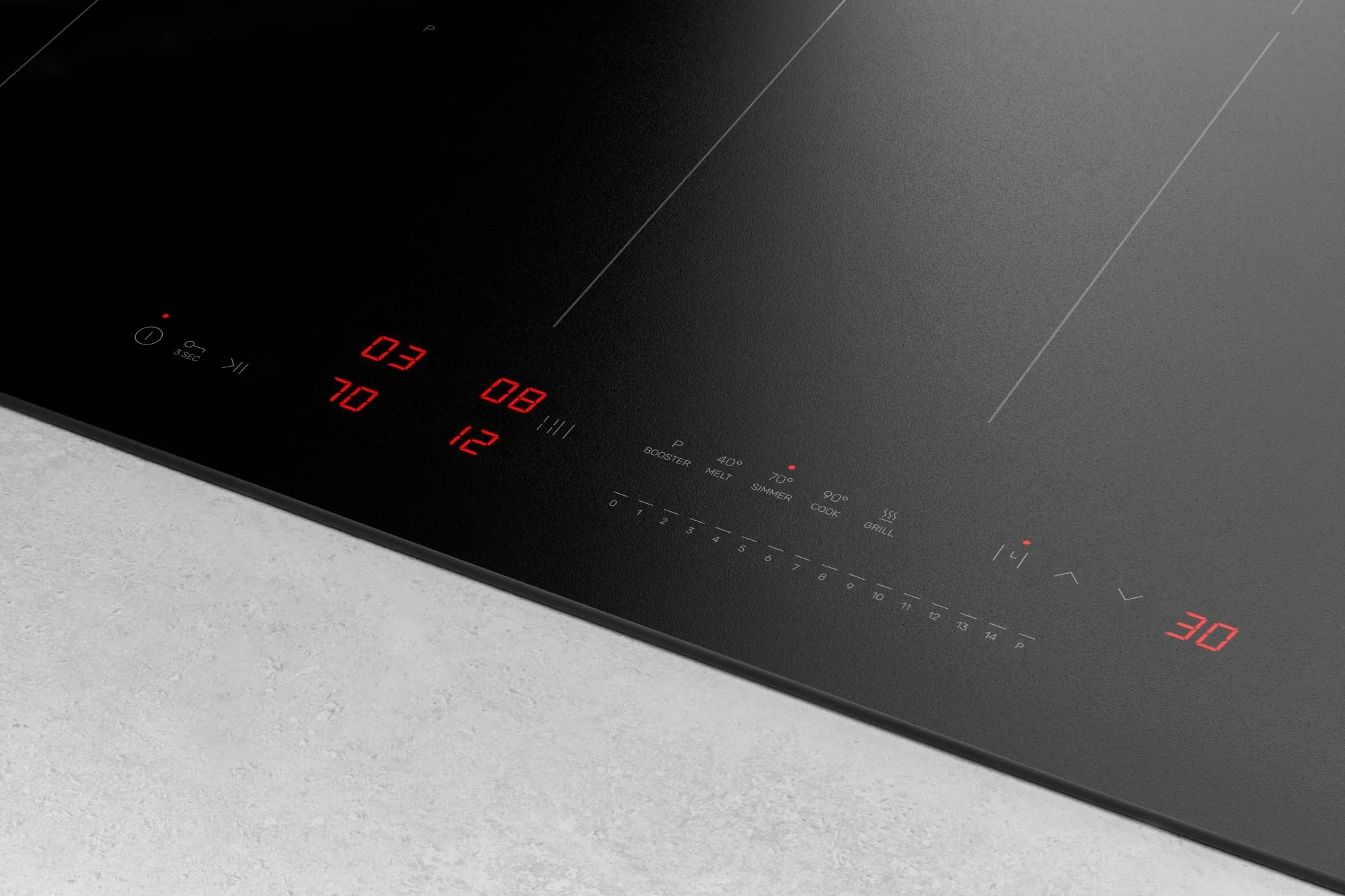 Czarna płyta indukcyjna z czerwonymi wyświetlaczami cyfrowymi mocy i czasu.