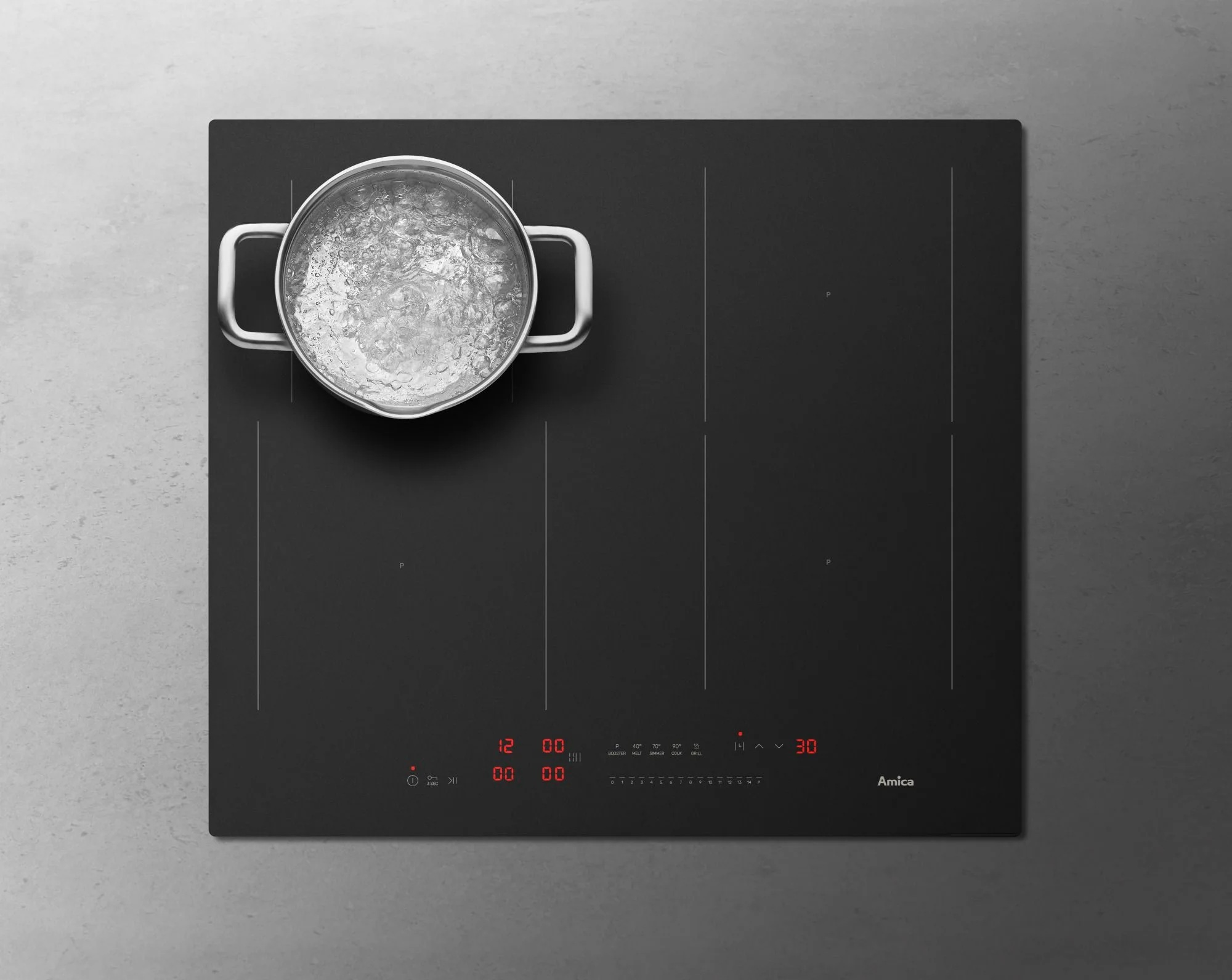 Garnek gotującej się wody na czarnej płycie indukcyjnej z cyfrowym wyświetlaczem.