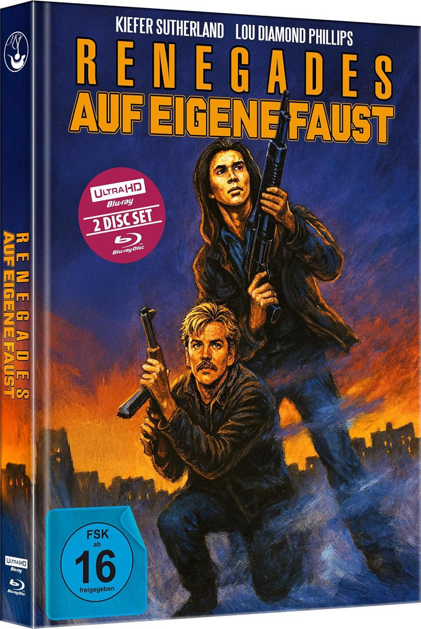 Zwei Männer mit Waffen vor städtischer Kulisse unter dramatischem Himmel.