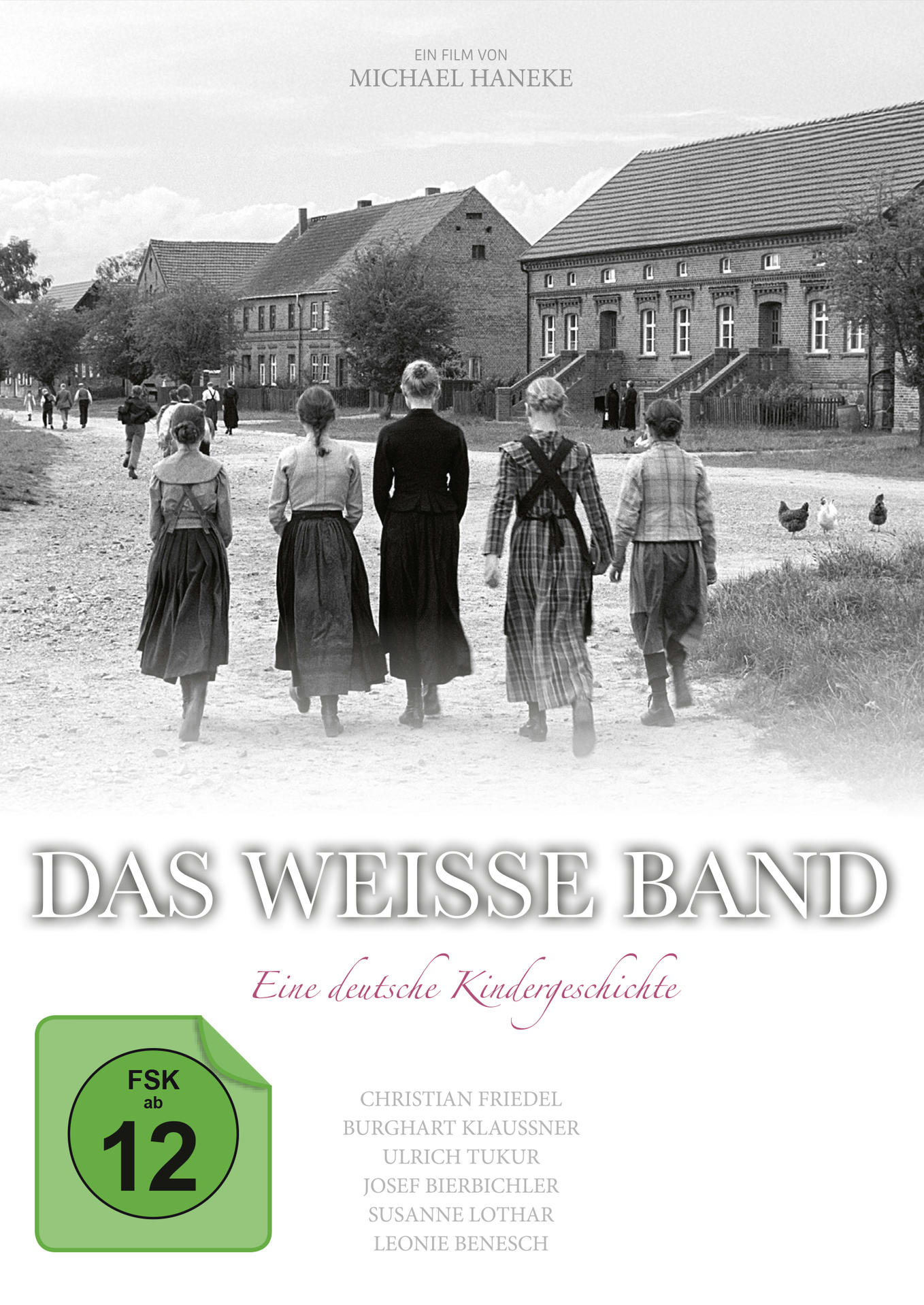 Vier Kinder gehen einen Feldweg entlang zu Backsteinhäusern. Hühner sind im Gras.