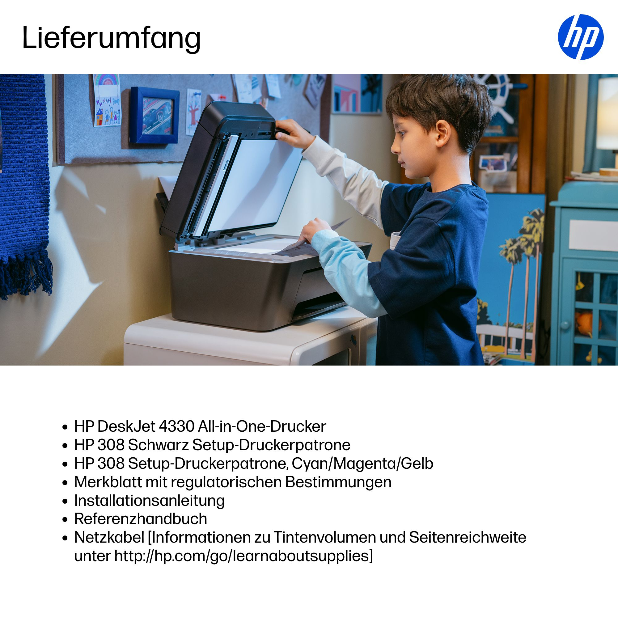Ein Junge bedient einen HP Drucker. Auf dem Tisch liegen Zubehörteile.