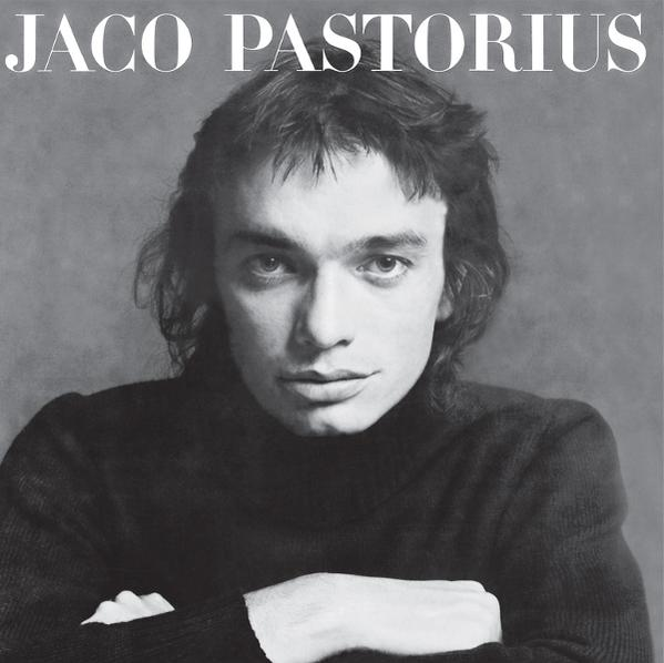 Jaco Pastorius, Porträt eines Mannes mit langen Haaren und schwarzem Rollkragenpullover.