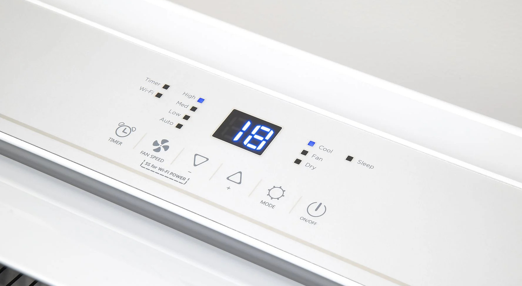 Biały panel sterowania wyświetla liczbę 18 niebieskimi cyframi.