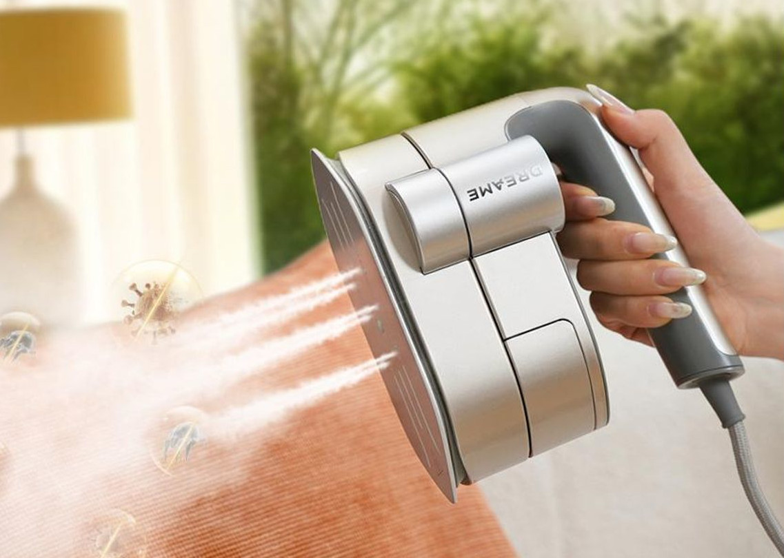 Ręczna parownica rozpyla parę na tkaninę, zabijając wirusy.