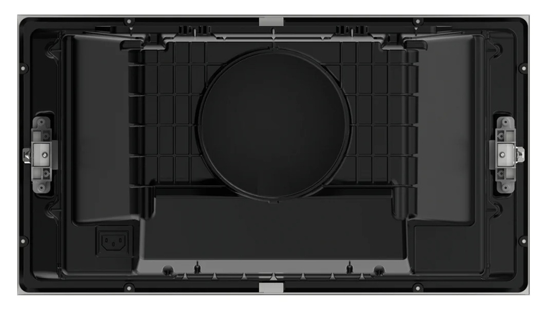 Widok od spodu wnętrza czarnej kuchenki mikrofalowej. Posiada okrągły wentylator i gniazdo zasilania.