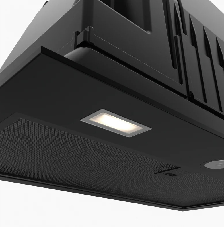 Czarny okap z podświetlanym prostokątnym światłem i kratką wentylacyjną.