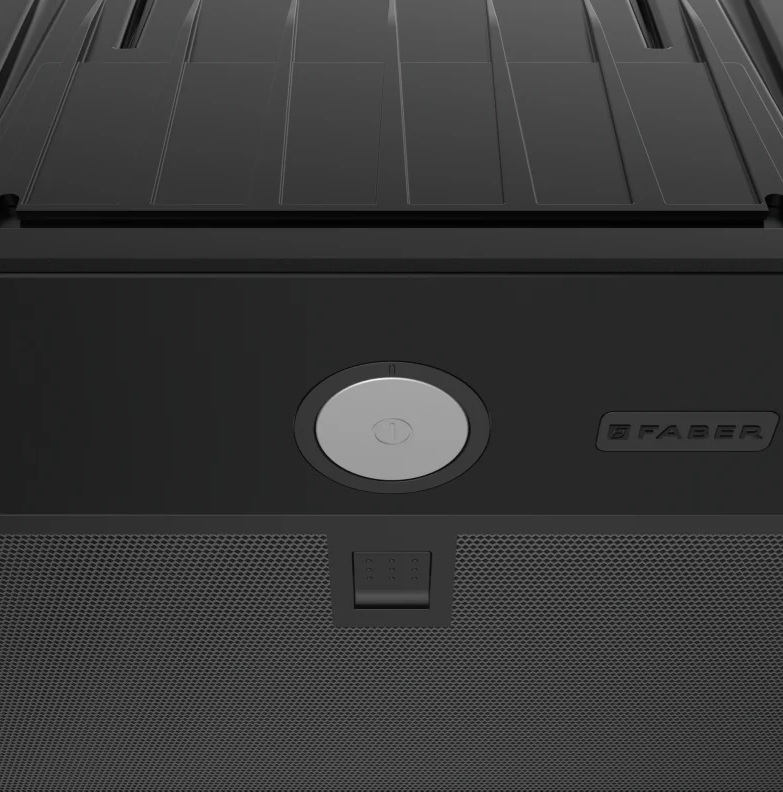 Zbliżenie czarnego okapu kuchennego z srebrnym przyciskiem i logo FABER.