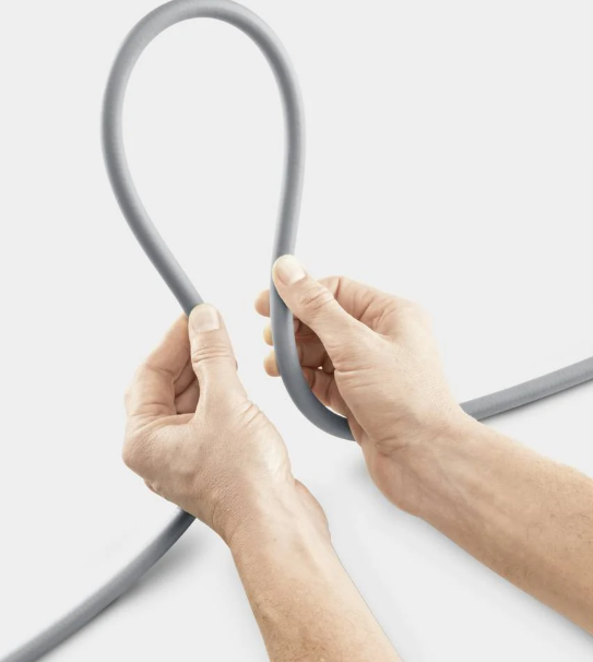 Szara rura trzymana przez ręce w pętli.