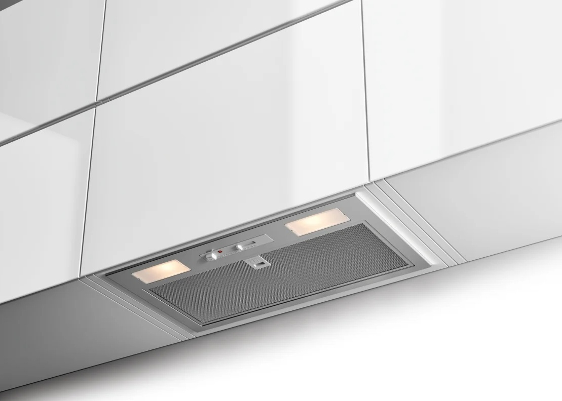 Biały okap kuchenny ze światłami i sterowaniem, pod szafkami.