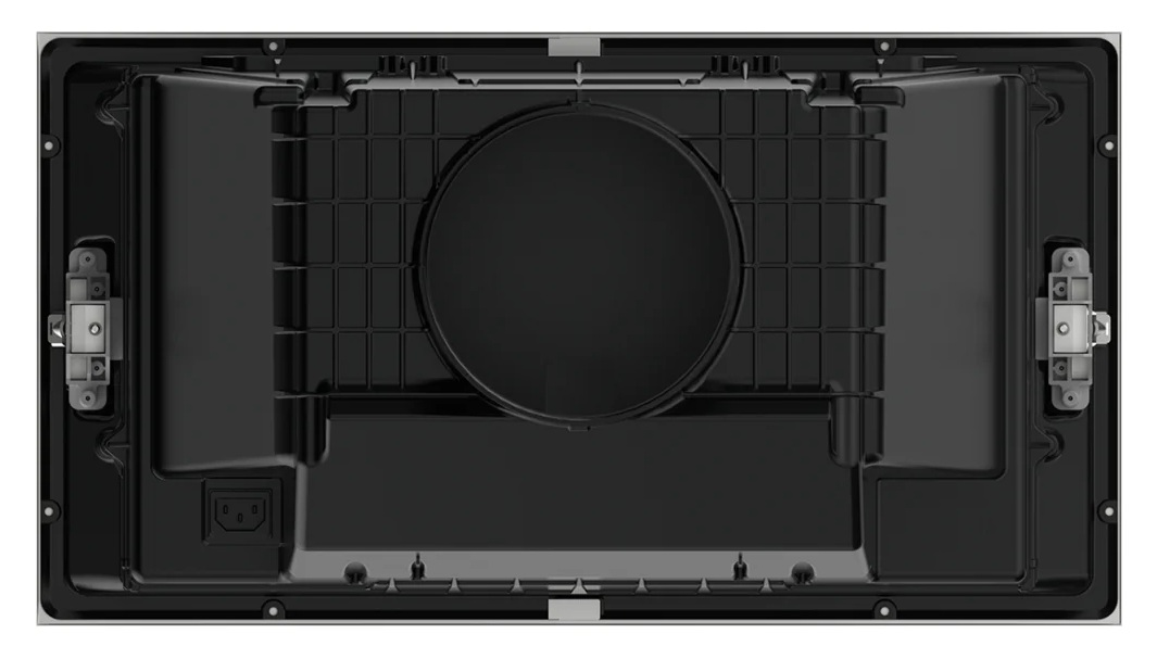 Spód mikrofalówki z kratką wentylacyjną, gniazdem zasilania i mechanizmem zatrzaskowym.