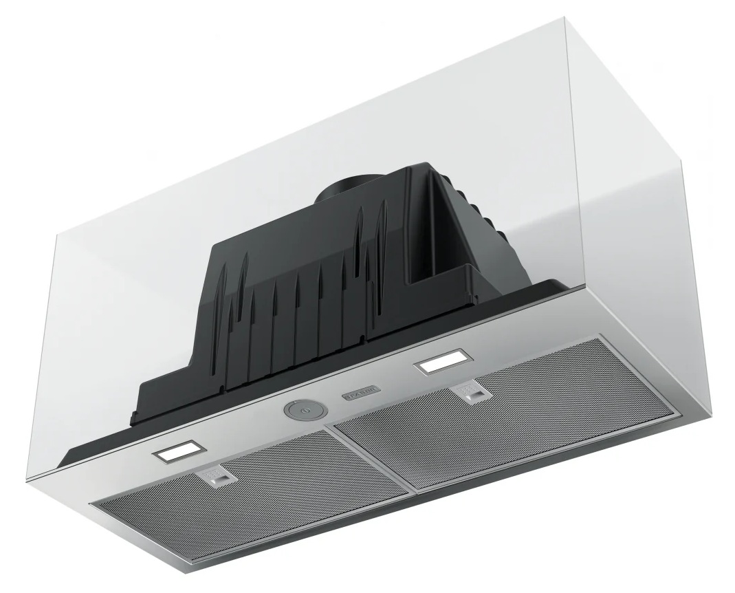 Okap kuchenny ze szklaną obudową, metalowymi filtrami i czarnym wentylatorem.