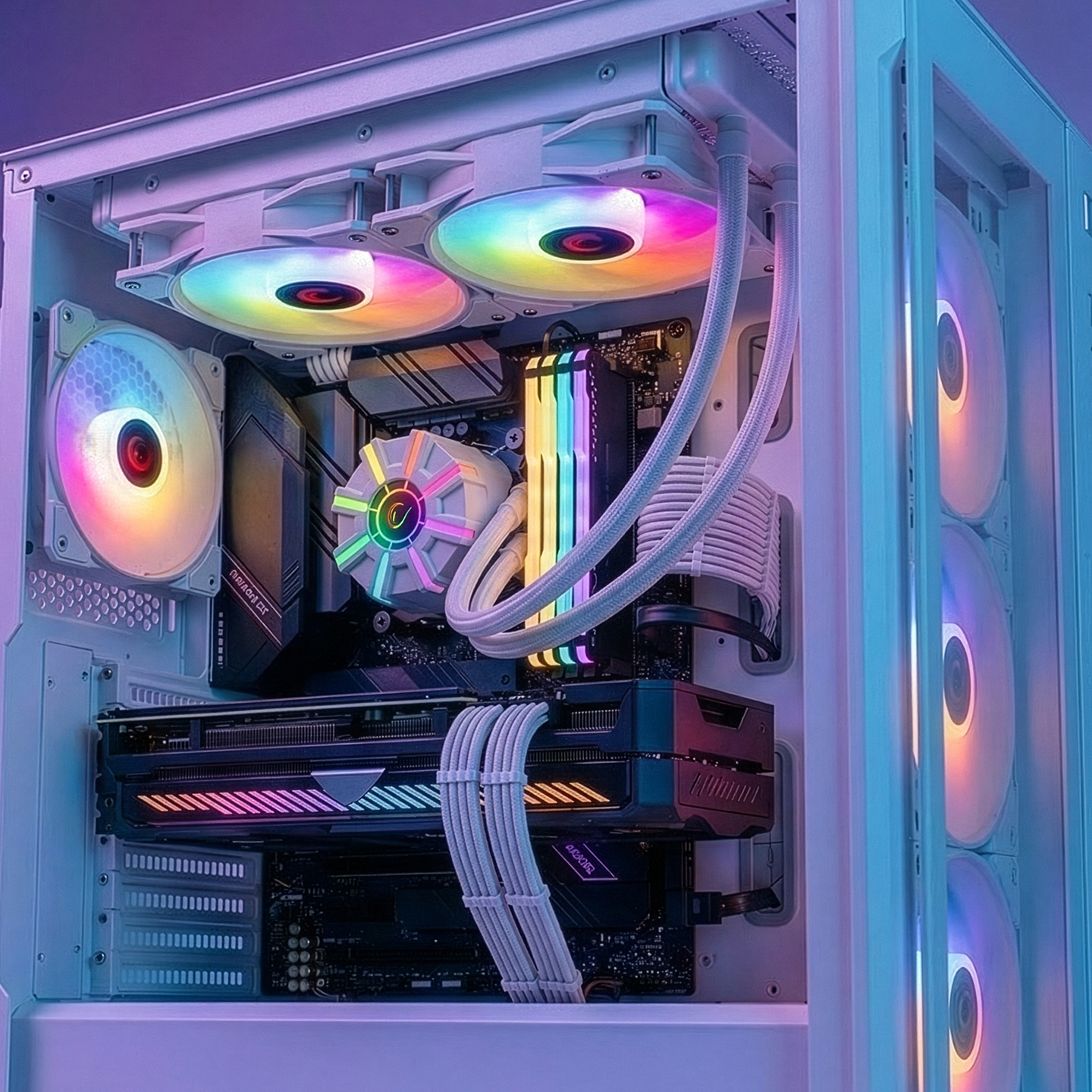 Renkli RGB fanlar ve bileşenlere sahip beyaz PC içi.