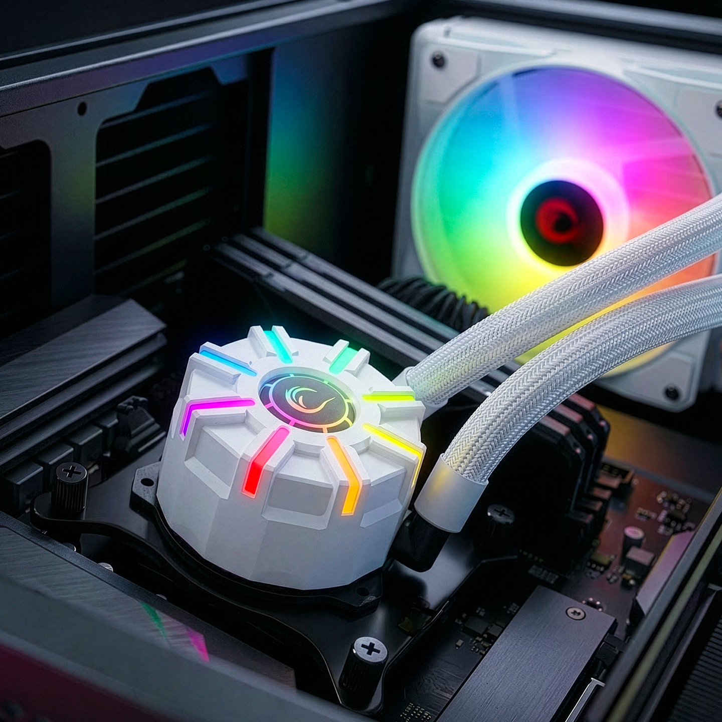 Anakart üzerinde renkli LED'lere sahip beyaz CPU soğutucu.
