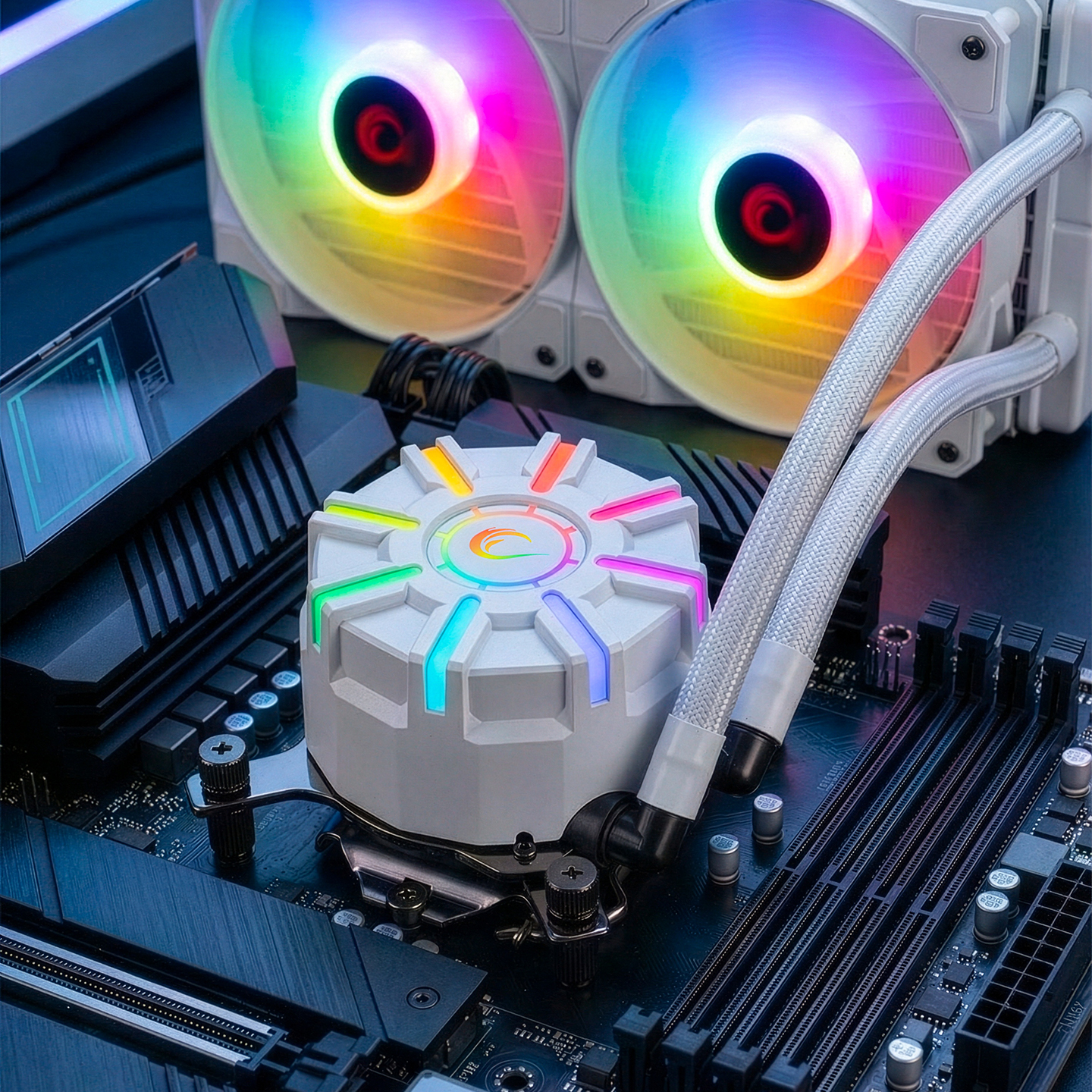 Fanlı anakart üzerinde RGB aydınlatmalı beyaz CPU soğutucu.