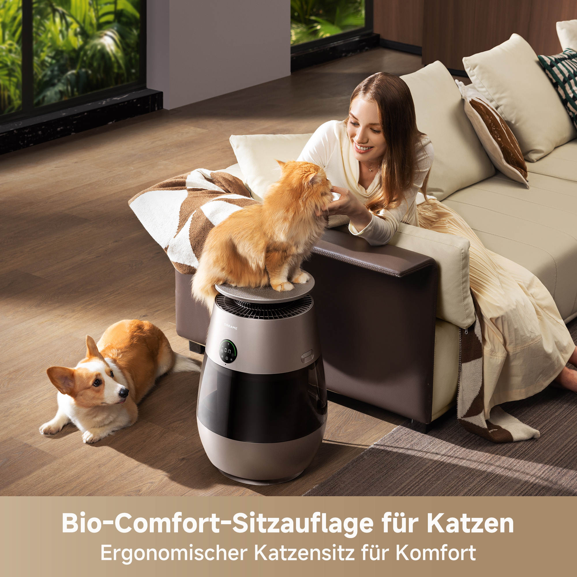 Frau mit Katze und Hund im Wohnzimmer. Ein Luftreiniger steht auf dem Boden.