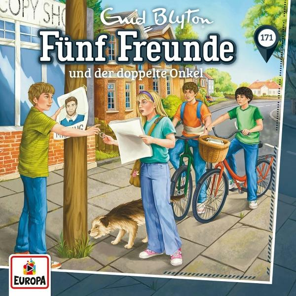 Vier Kinder und ein Hund stehen vor einem Baum mit einem Plakat. Zwei Jungen fahren Fahrrad.