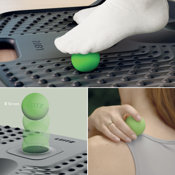 Ein Fuß mit weißem Socken rollt auf einem grünen Ball auf einer Matte.