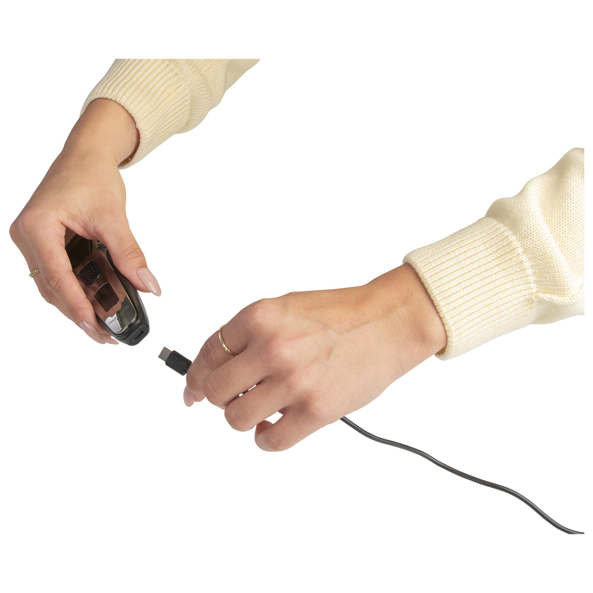 Hände verbinden ein USB-C-Kabel mit einem schwarzen Gerät.