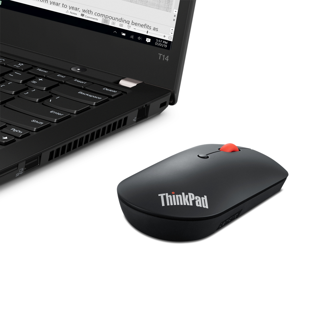 Ein schwarzes ThinkPad-Laptop mit Text auf dem Bildschirm und eine schwarze ThinkPad-Maus mit einem roten Scrollrad.