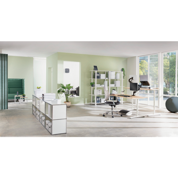 Modernes Büro mit Stehtischen, Stühlen, Pflanzen und Lagereinheiten.