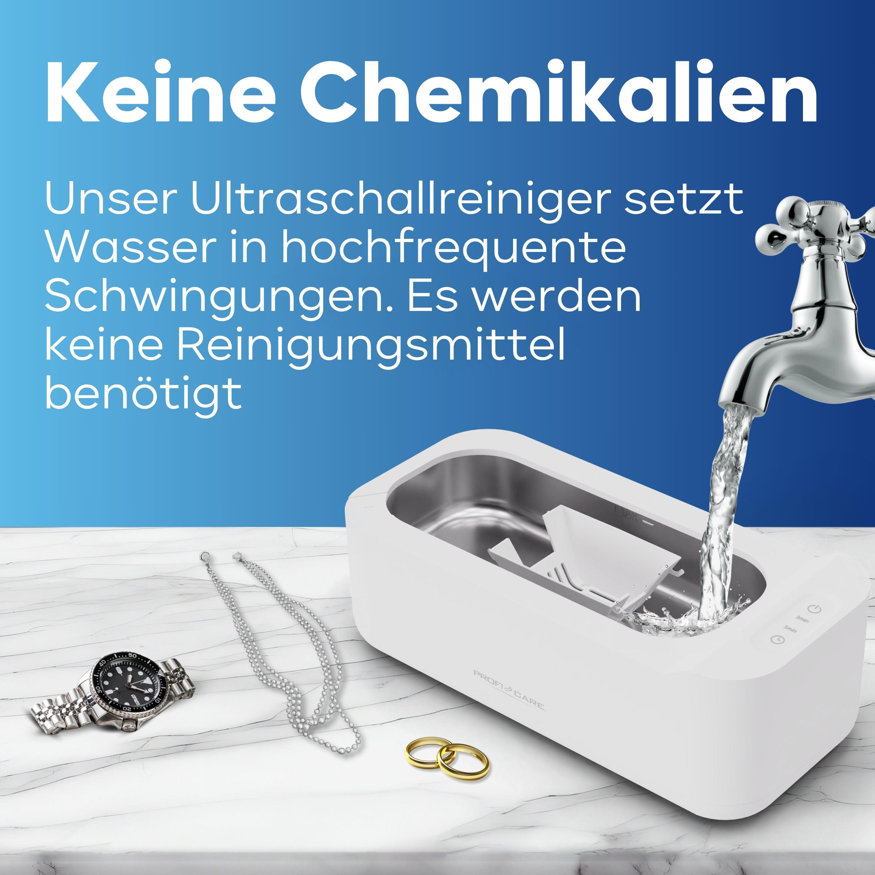Ein Ultraschallreiniger wird mit Wasser gefüllt, daneben liegen Schmuck und eine Uhr.