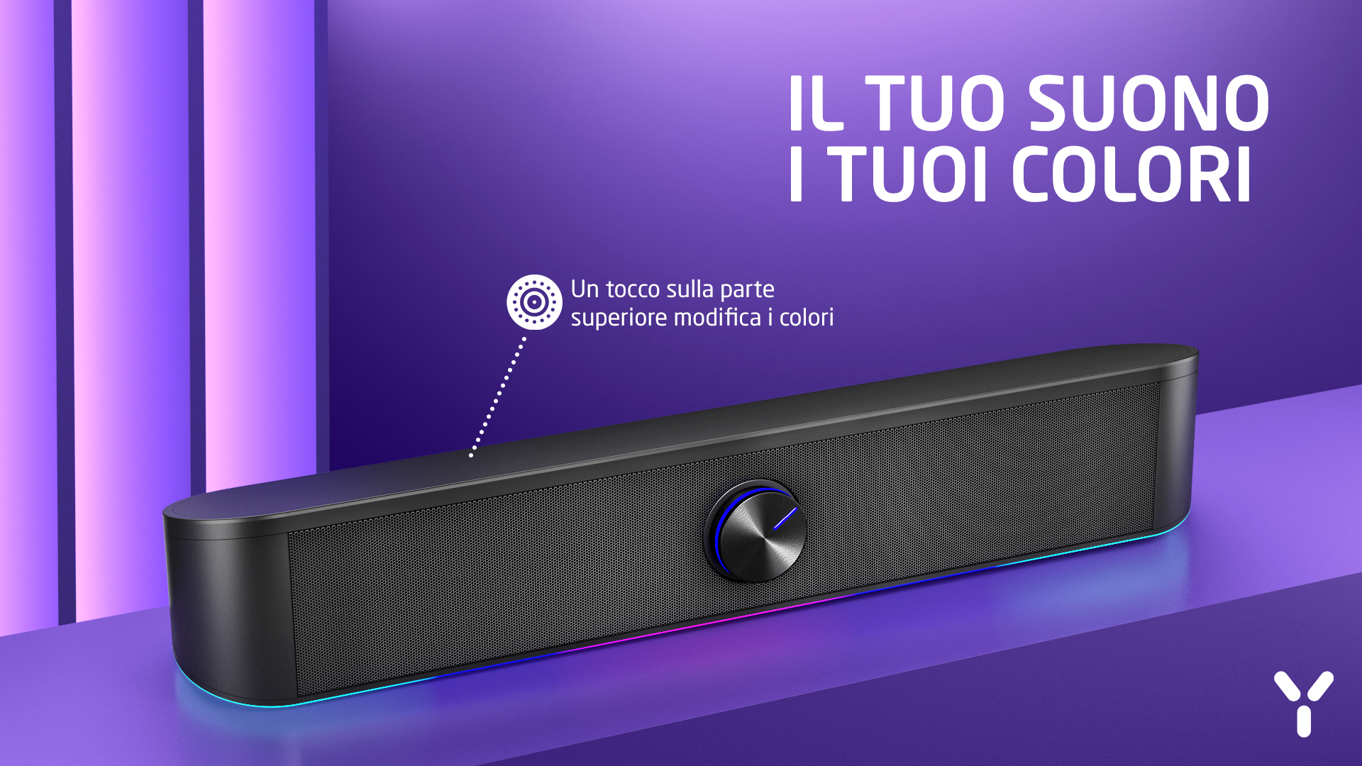 Czarny głośnik z niebieskim i różowym światłem na fioletowym tle.