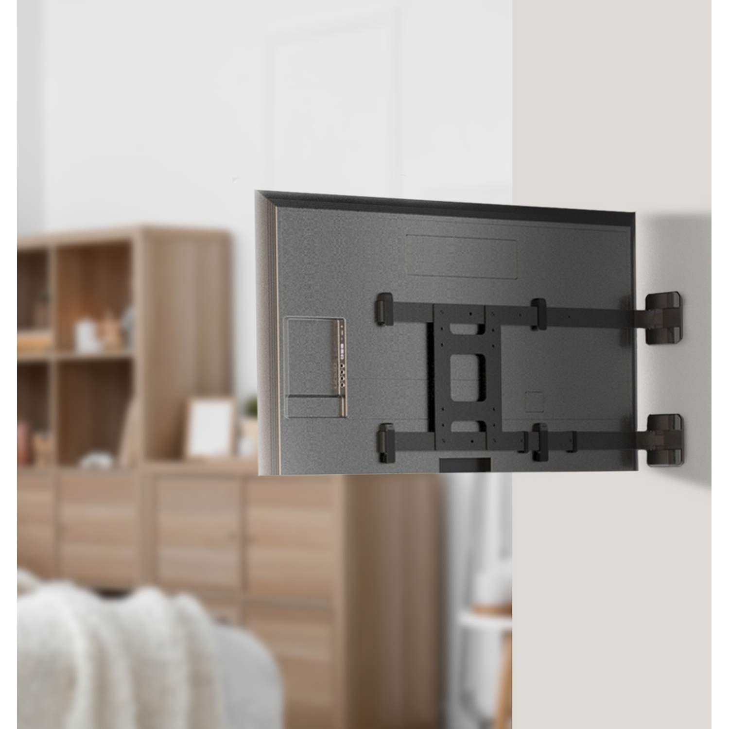 Un TV è montato su una staffa a muro. Una libreria è sfocata sullo sfondo.