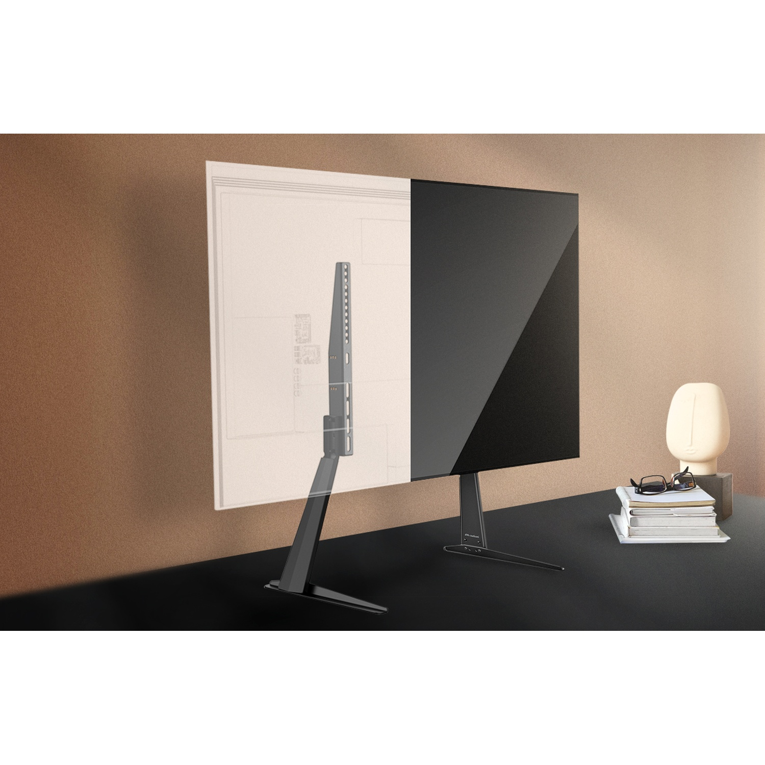 Un monitor con progetto tecnico e schermo nero su una scrivania.