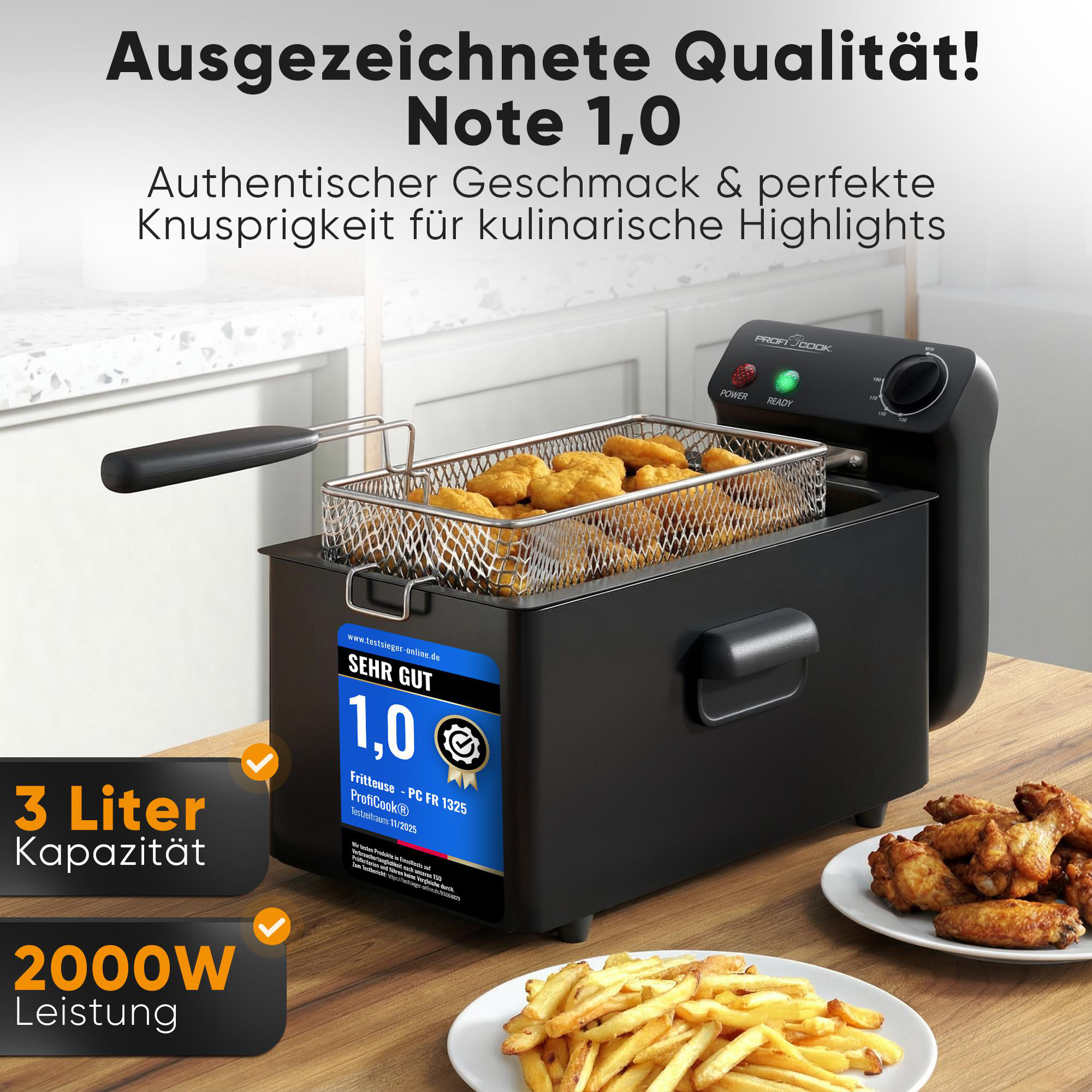 Eine schwarze Fritteuse mit Pommes und Hähnchenflügeln auf einem Holztisch.