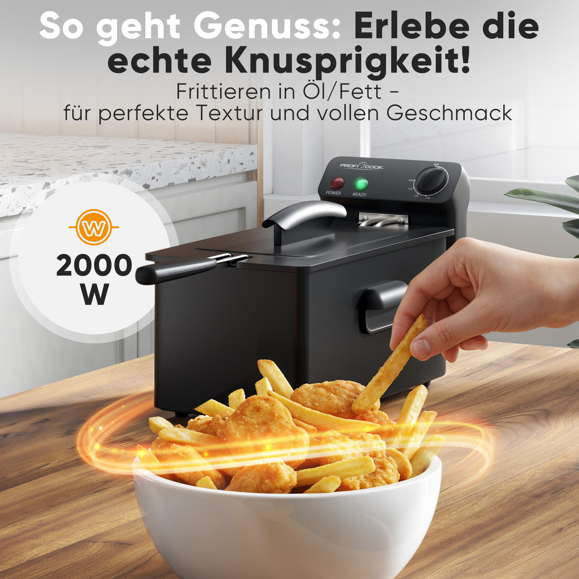 Eine Hand nimmt Pommes aus einer Schüssel mit Frittiertem neben einer Fritteuse.