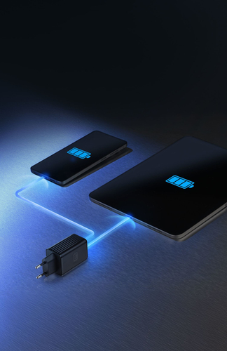 Un adaptador de corriente negro carga un smartphone y una tablet con cables azules.