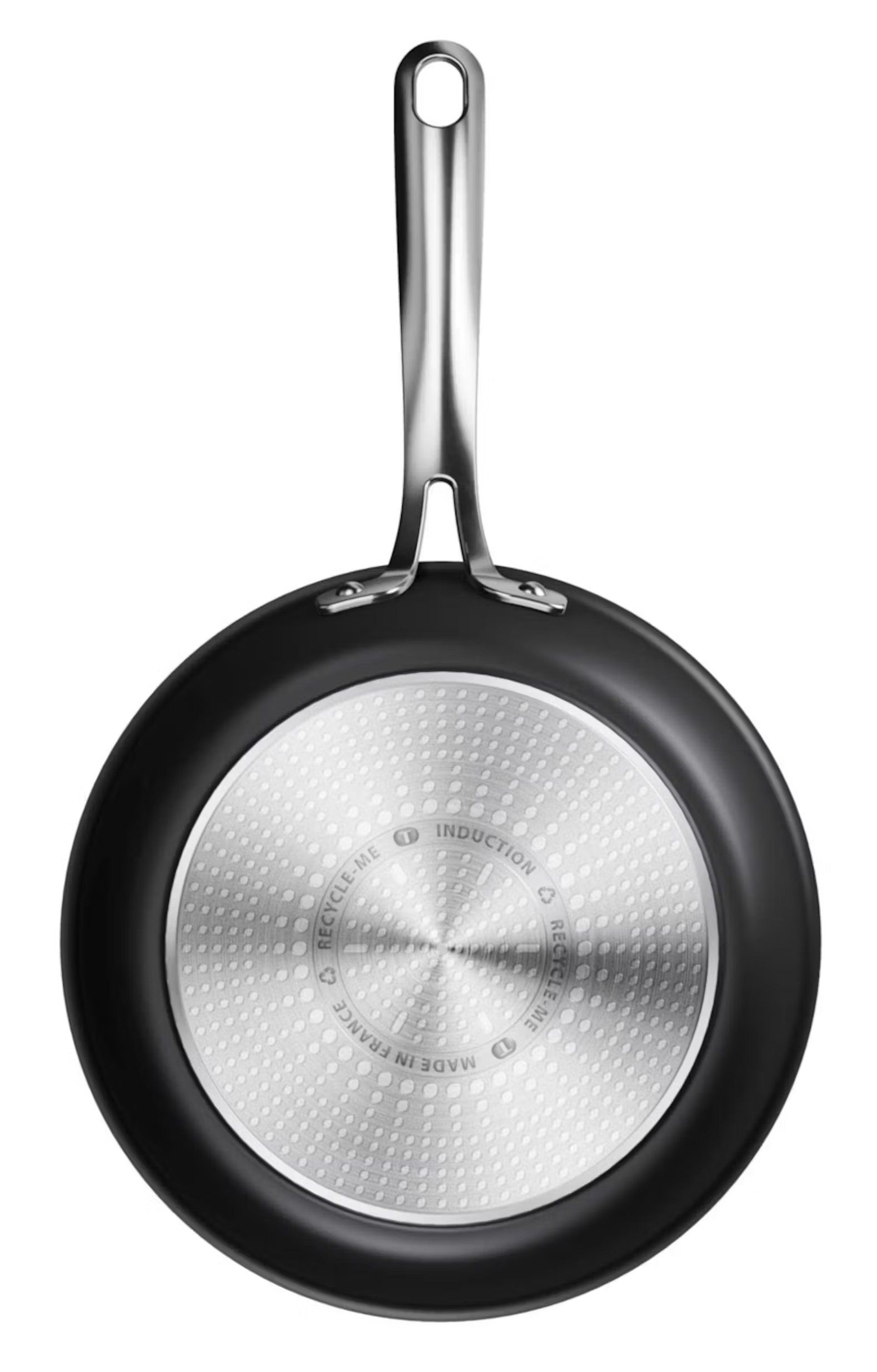 Czarna patelnia ze srebrną rączką i metalowym dnem.
