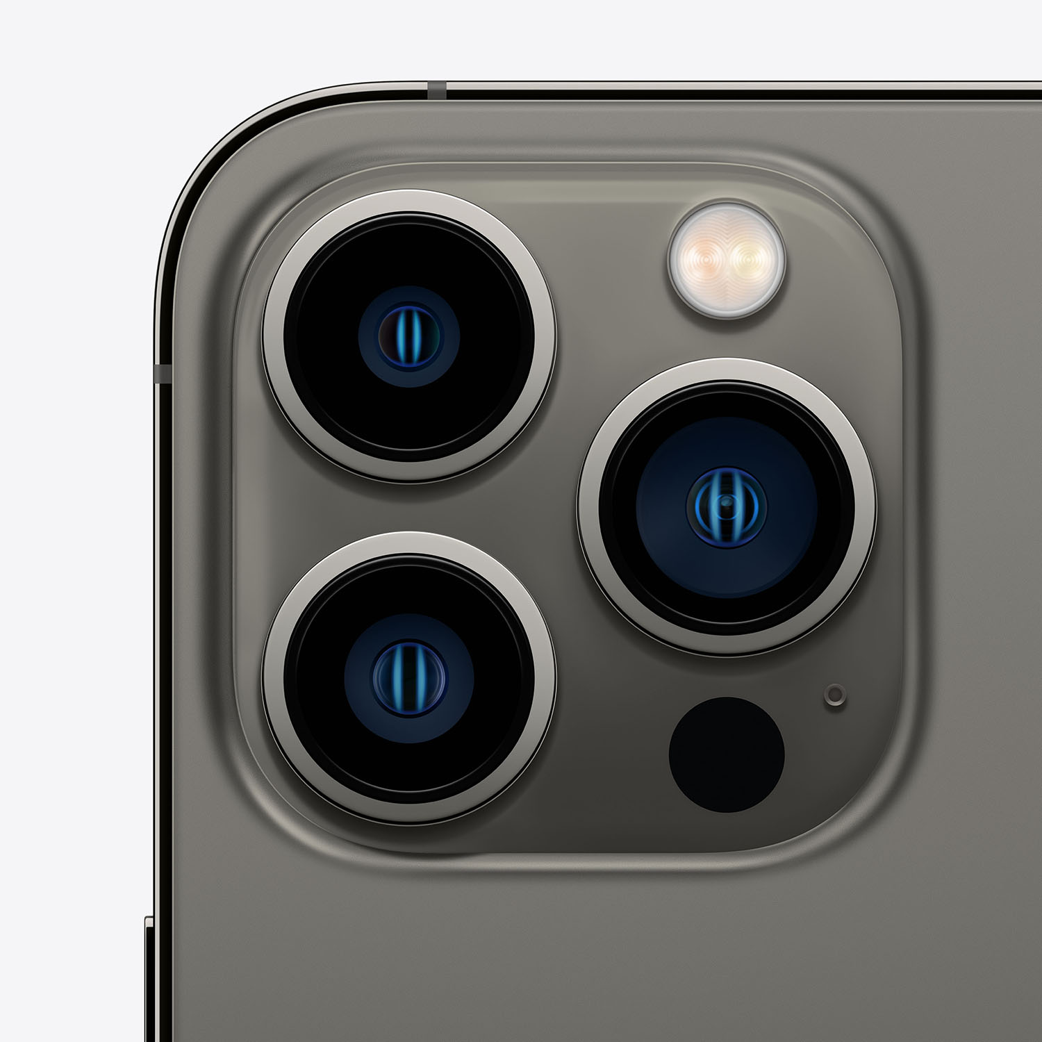 Primo piano del retro di uno smartphone grigio con tre obiettivi e flash.
