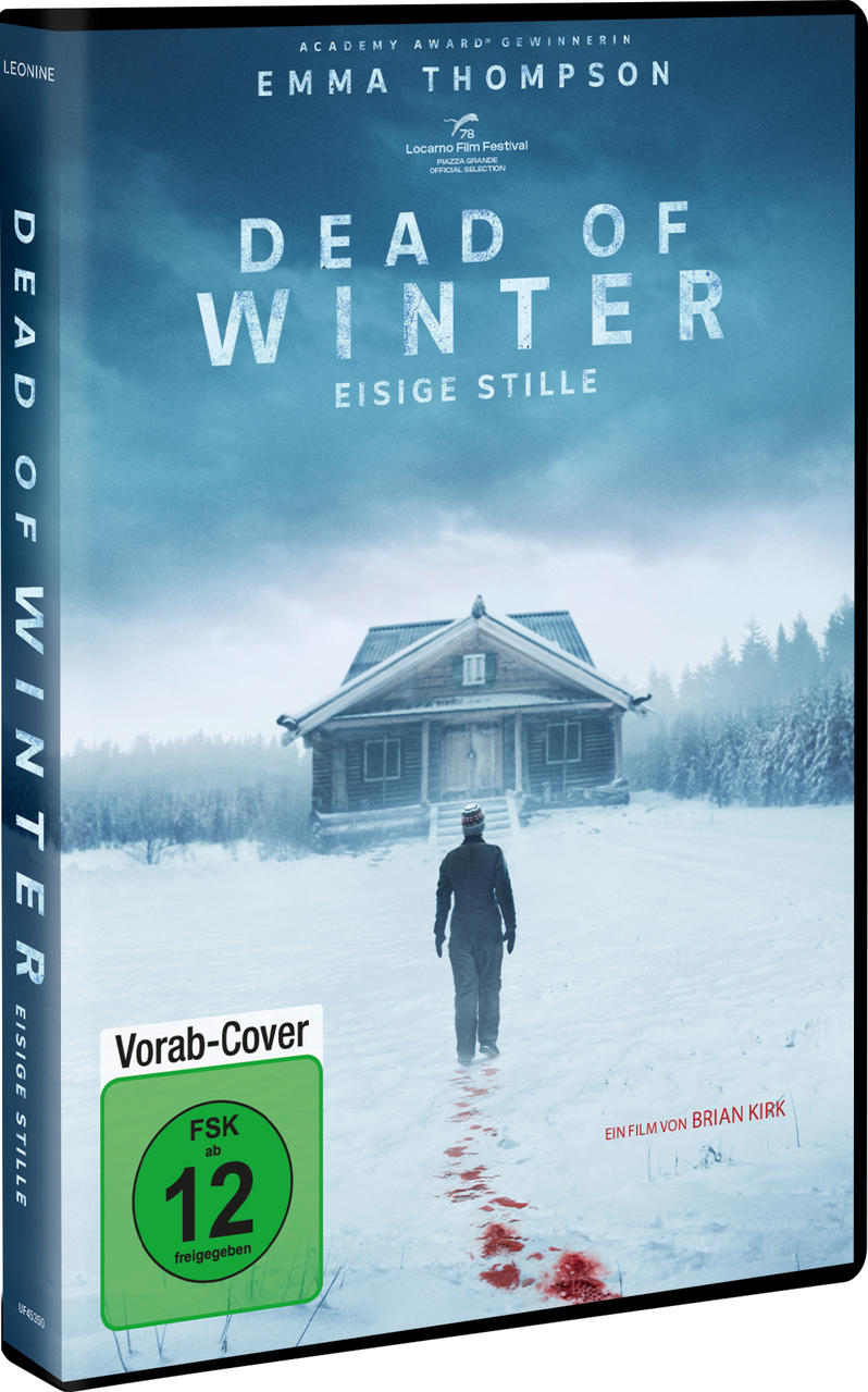 Eine Person geht auf ein Holzhaus in verschneiter Landschaft zu. Blutspuren im Schnee.