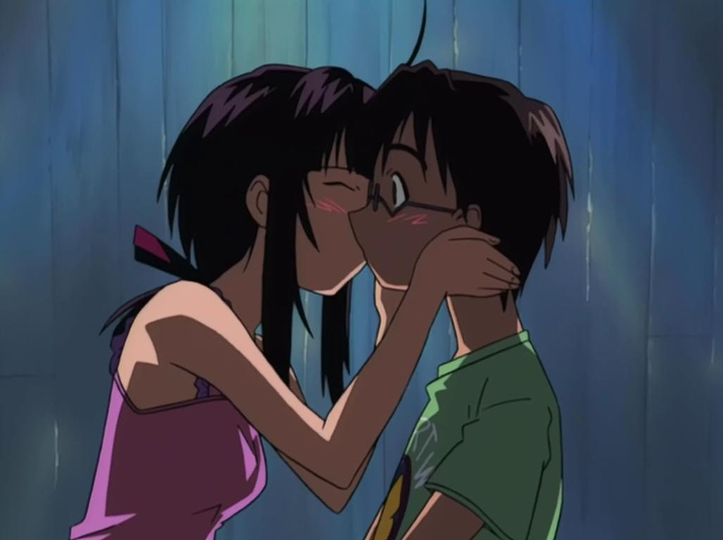 Ein anime-artiges Paar küsst sich vor einem blauen Holzhintergrund.