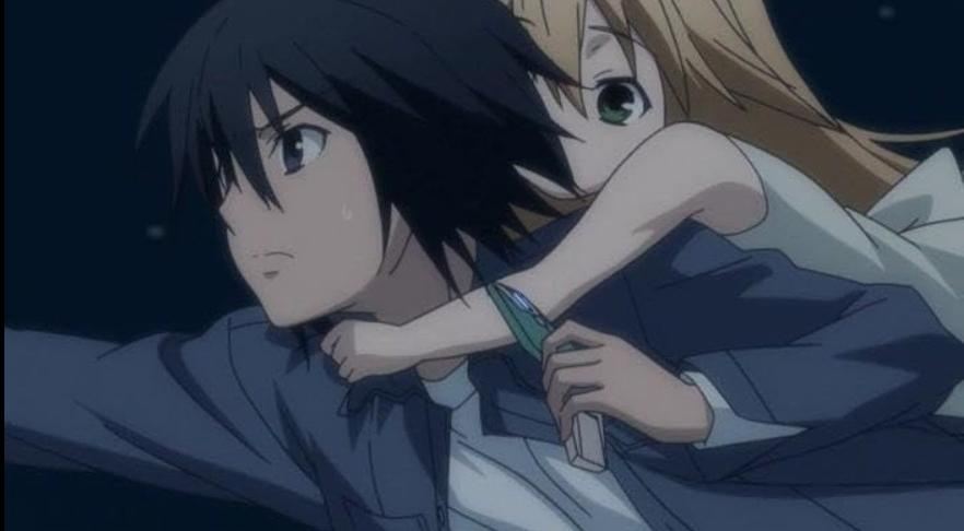 Anime-Szene: Ein Junge mit schwarzen Haaren trägt ein blondes Mädchen auf dem Rücken.