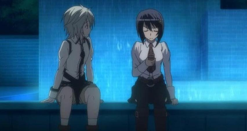 Zwei anime-artige Figuren sitzen nebeneinander, eine mit hellen Haaren, die andere mit dunklen.