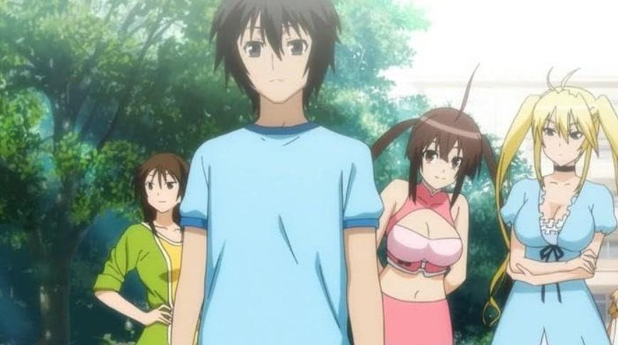 Vier Anime-Figuren stehen im Freien, zwei Mädchen im Vordergrund, ein Junge und eine Frau im Hintergrund.